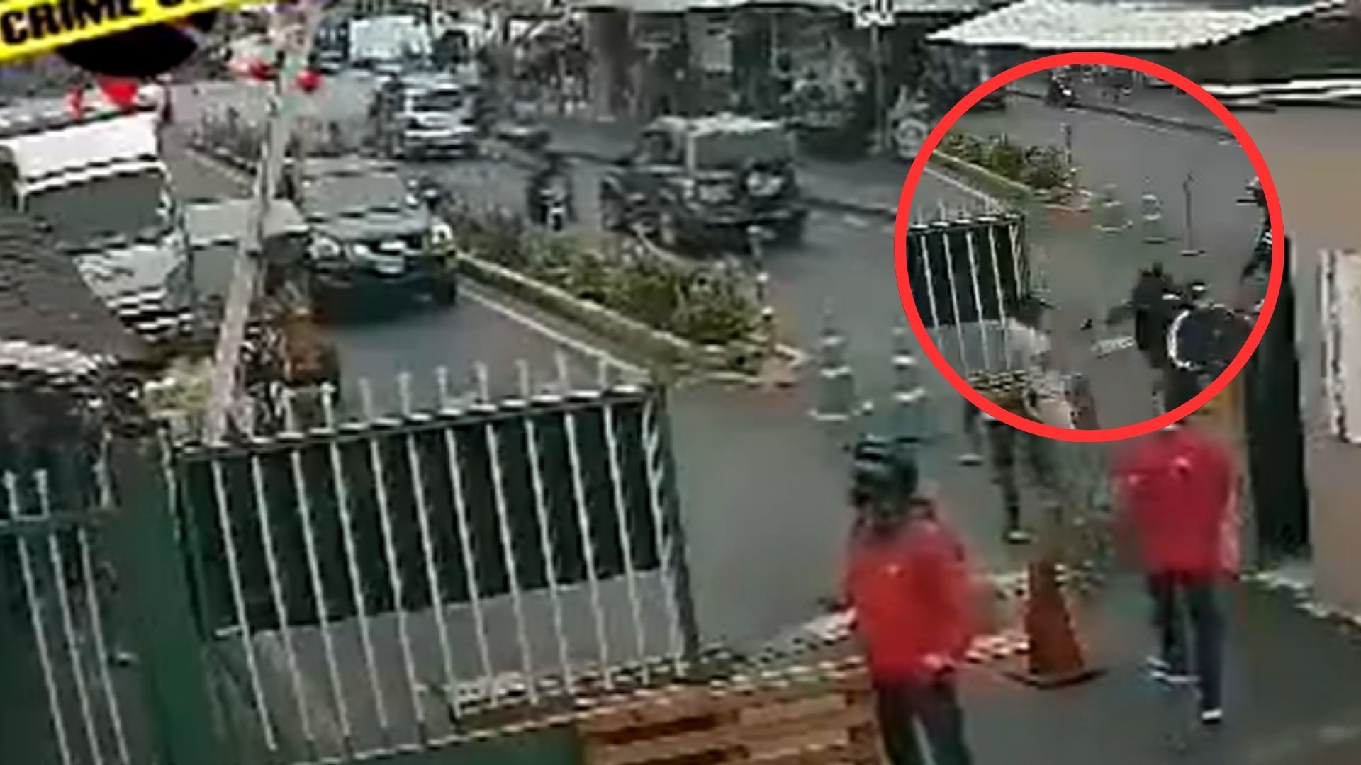 Cámara capta cuando sicario le dispara a guardia de seguridad en la entrada de una residencial