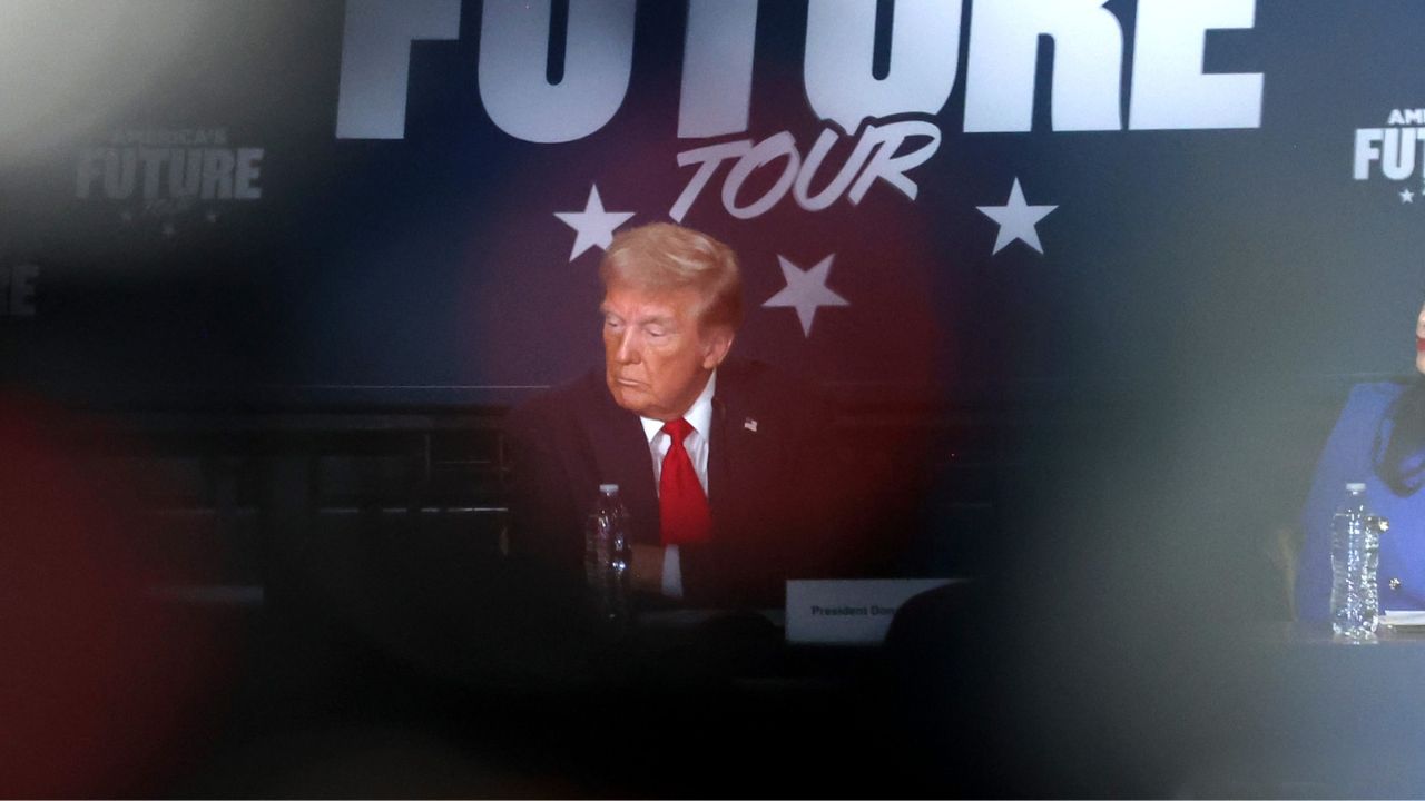 Trump afirma sin datos que los inmigrantes quitan empleos a los ciudadanos hispanos