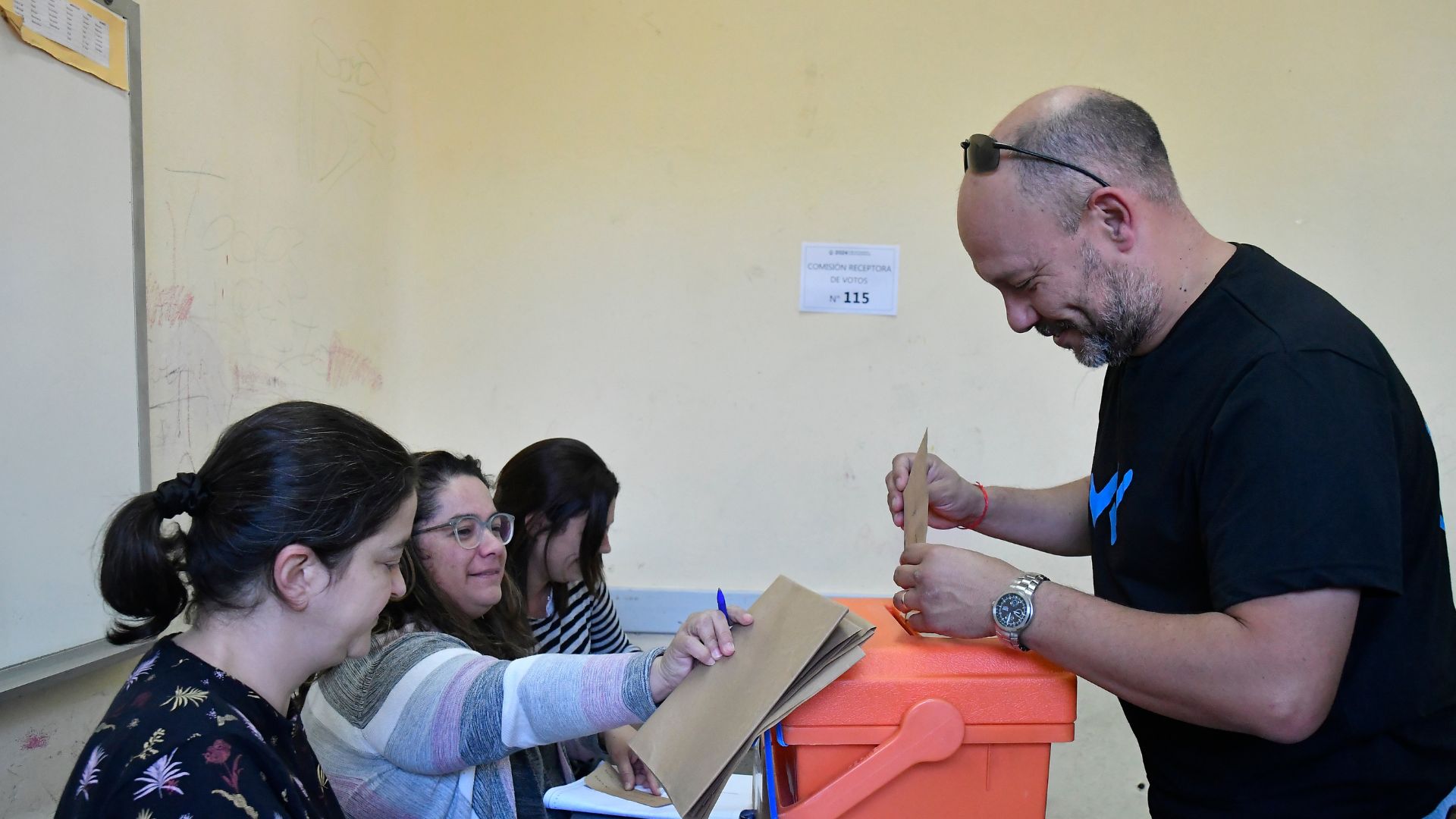 Uruguayos van a las urnas con la incertidumbre de continuar con el oficialismo o volver a la izquierda