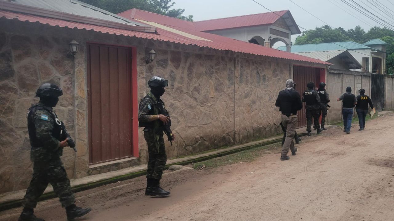 Revelan a quiénes habrían ayudado los funcionarios públicos detenidos por facilitar información al narcotráfico