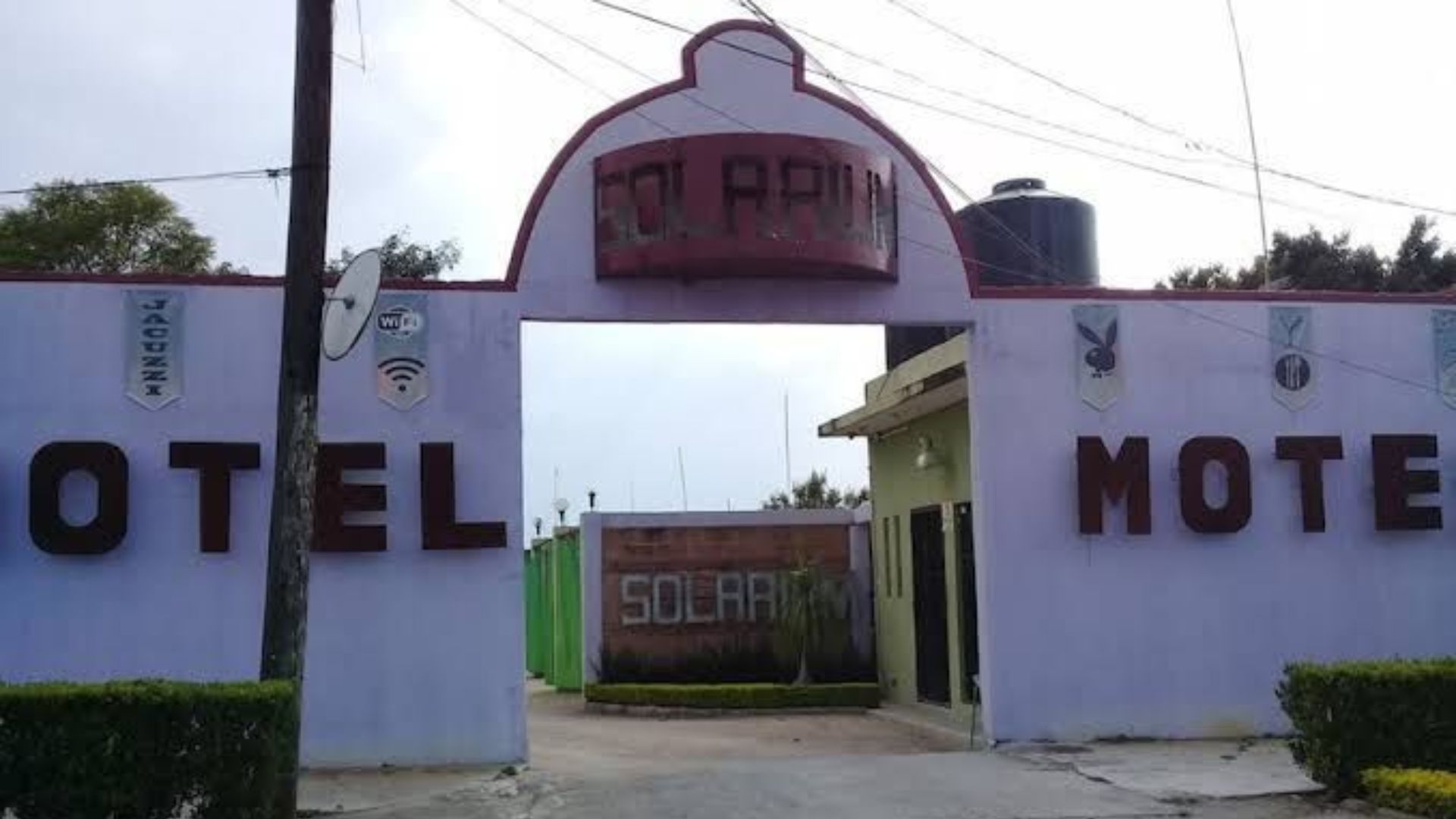 Hallan muerto y con varios cortes en su cuerpo a hombre de la tercera edad en motel
