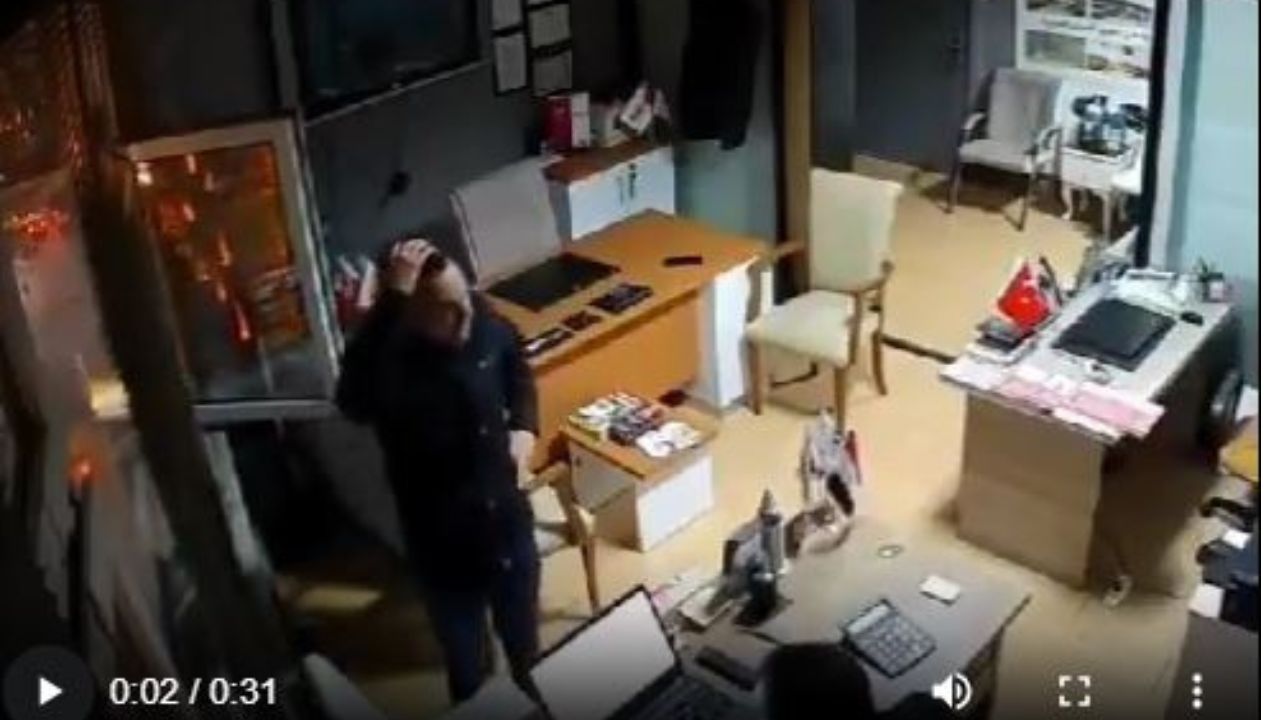 Empleado se lanza de edificio frente a su jefe, quien terminó arrodillado ante la decisión