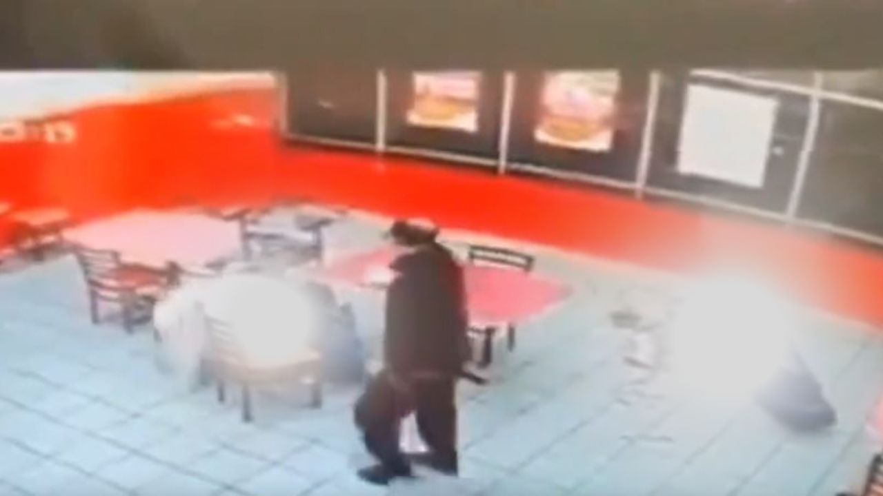 Empleado de restaurante mata a dos clientes, video captura el momento