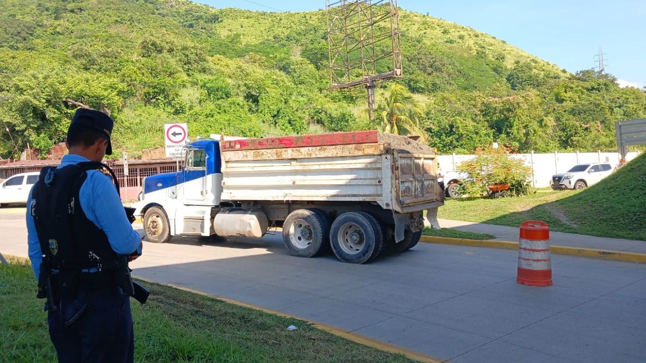 Hondureño se desmaya en la calle y resulta decapitado por volqueta en San Pedro Sula