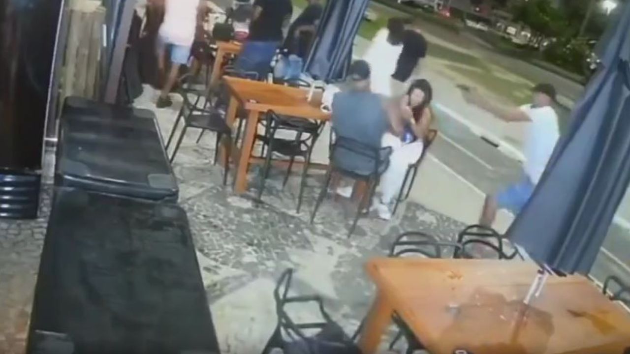 Graban cómo sujeto termina con cena romántica al matar a su víctima frente su novia