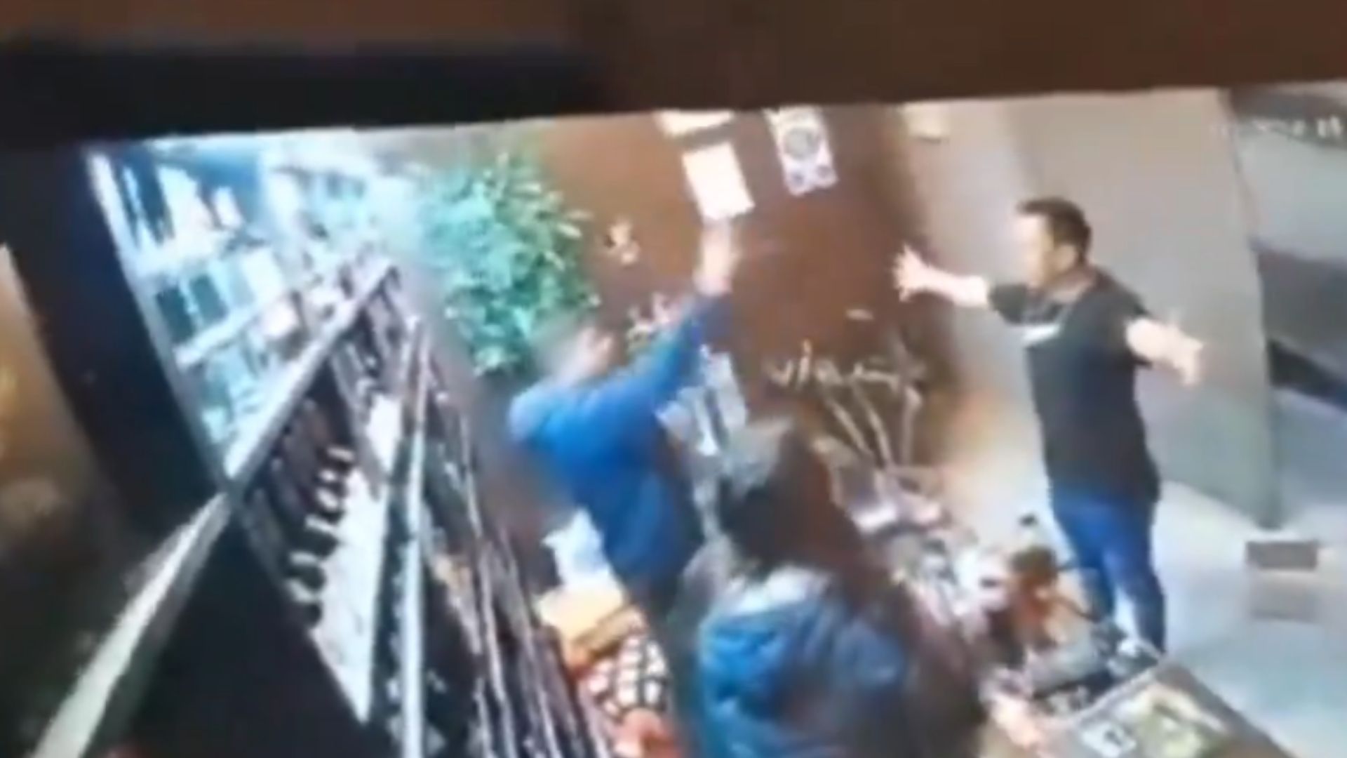 Policía mata a empleado municipal en una licorería y todo queda en video