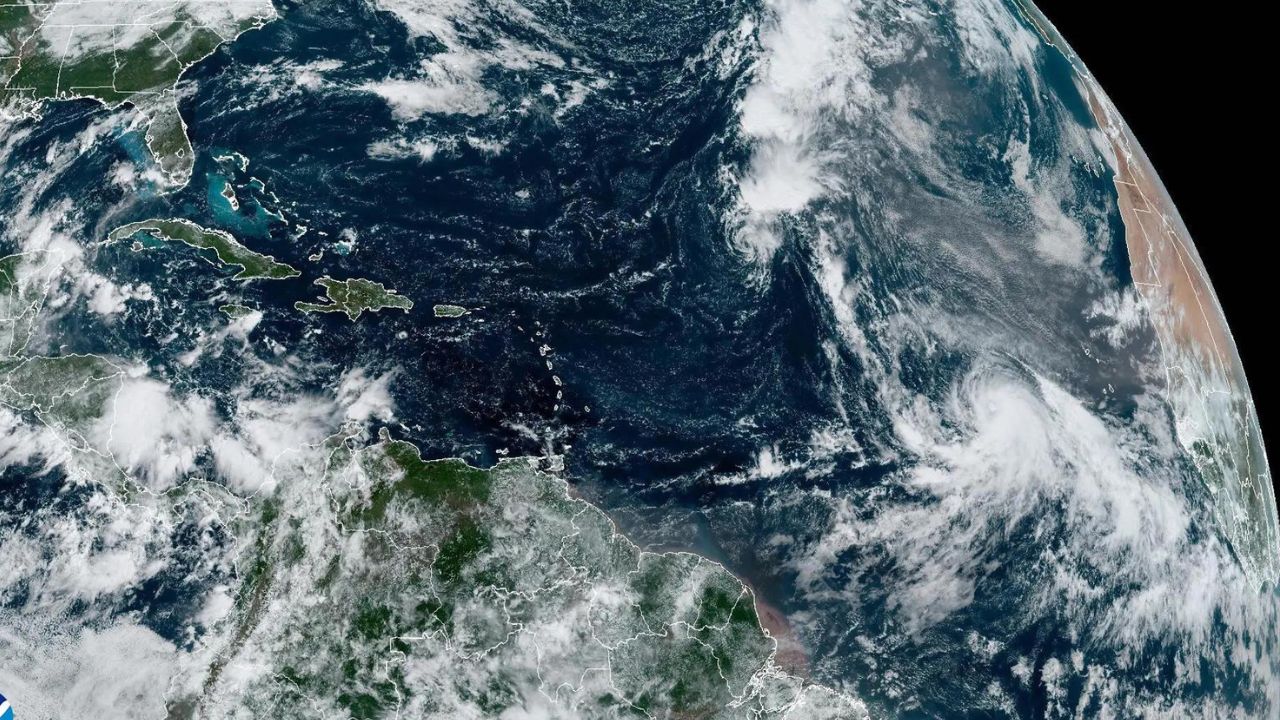 El huracán de categoría 4 Kirk y tormenta Leslie avanzan en aguas abiertas del Atlántico
