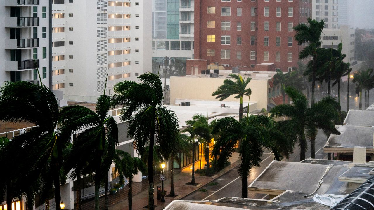 Huracán Milton toca tierra en Florida con lluvias y fuertes vientos