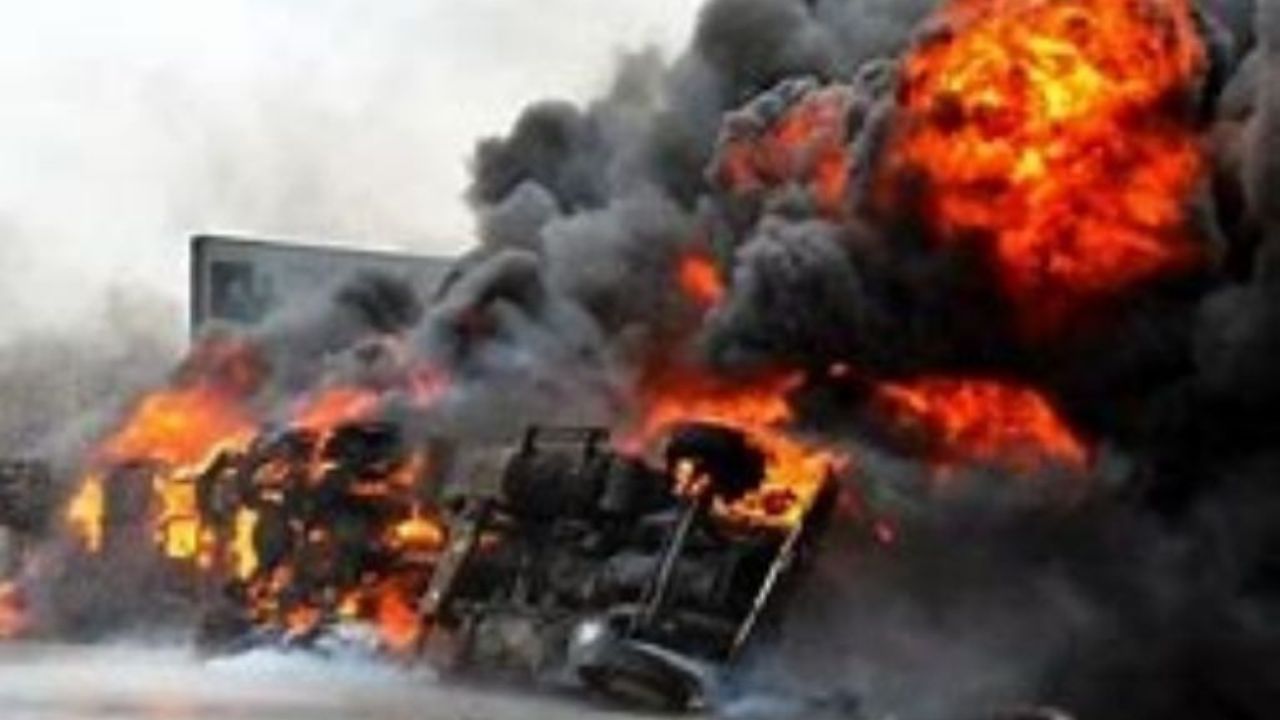 Cámara capta explosión de rastra; más de 100 personas murieron calcinados al recolectar gasolina derramada