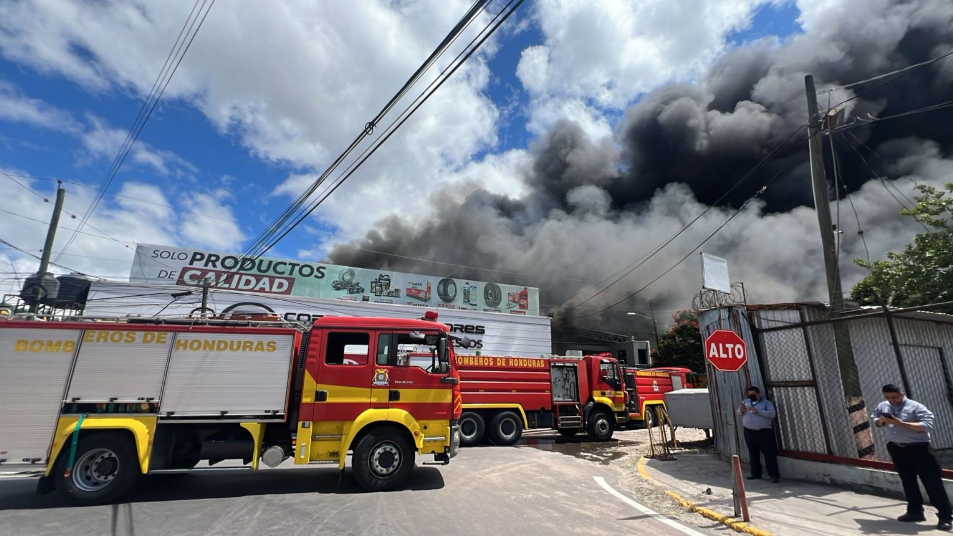 Pavoroso incendio en tienda de repuestos de la colonia El Prado causa severos daños