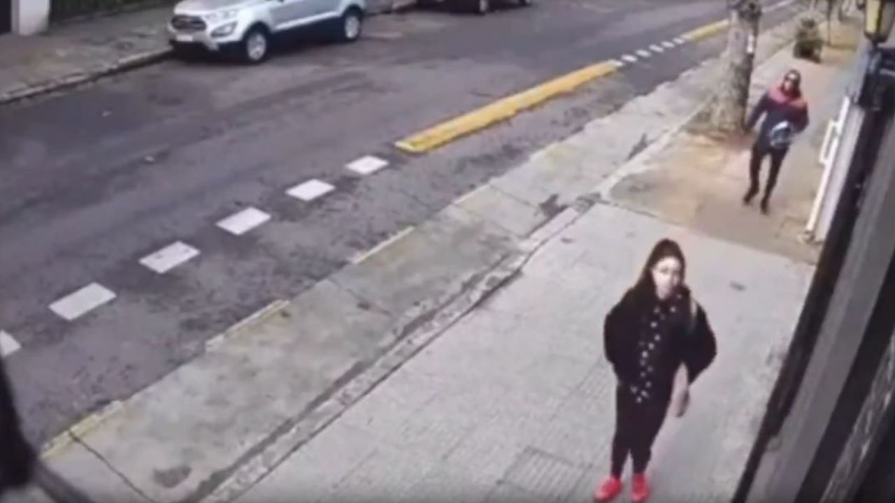 Mujer que era perseguida por exnovio para matarla se salva de milagro, video muestra que pasó