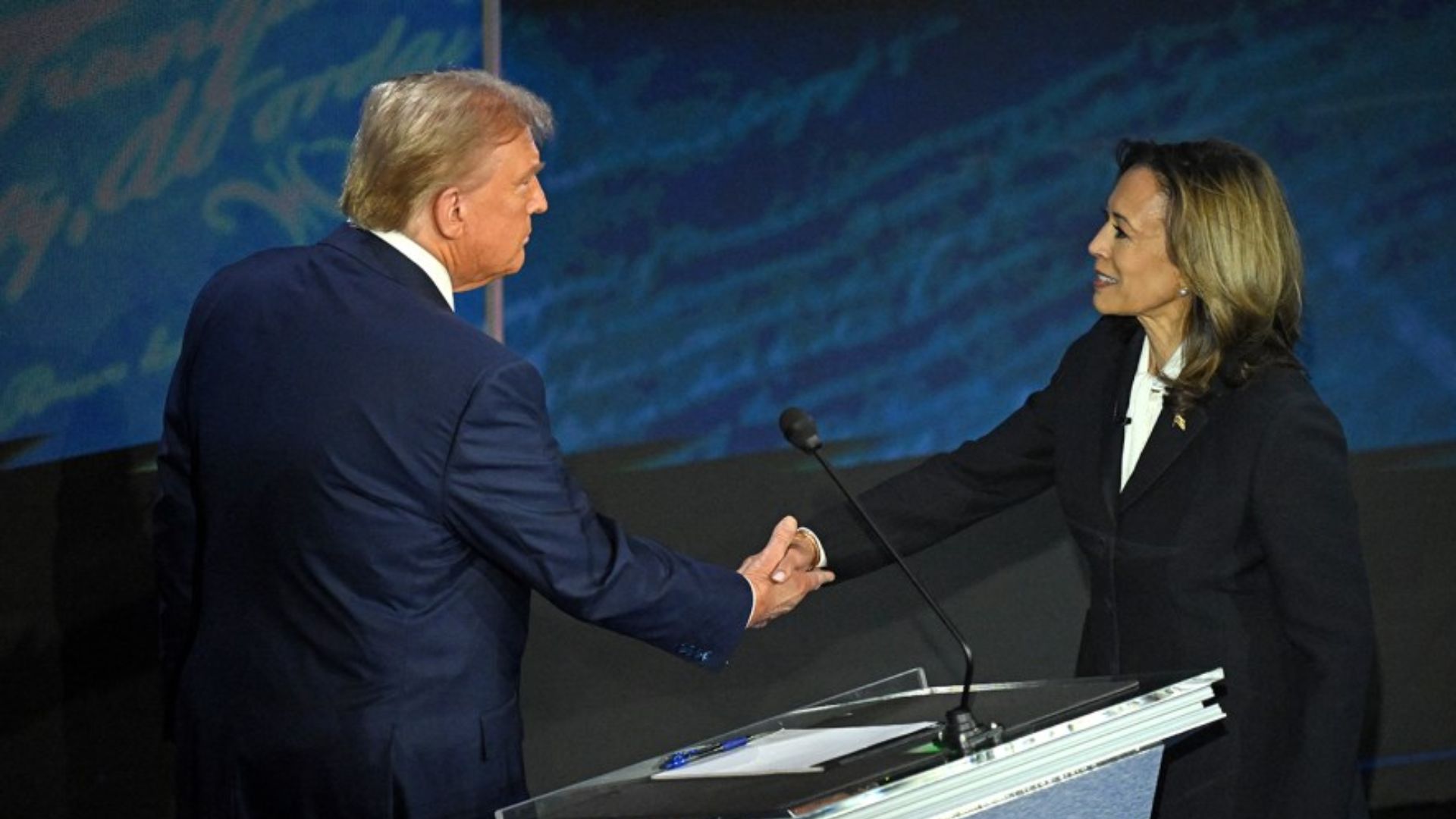 Trump y Harris luchan por la promesa común de quitar el impuesto a las propinas