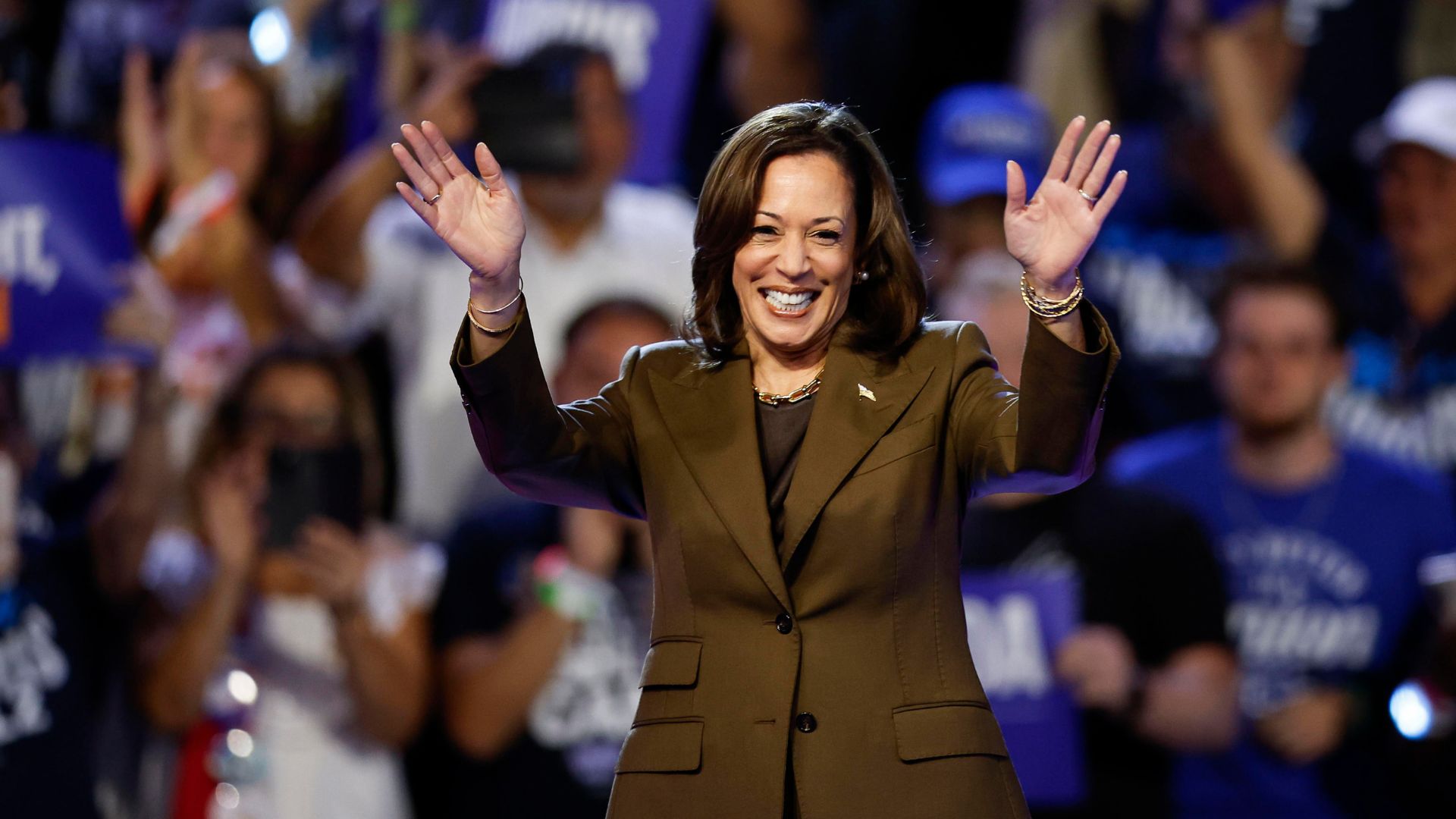 Harris advierte a votantes hispanos sobre los riesgos de un segundo mandato de Trump