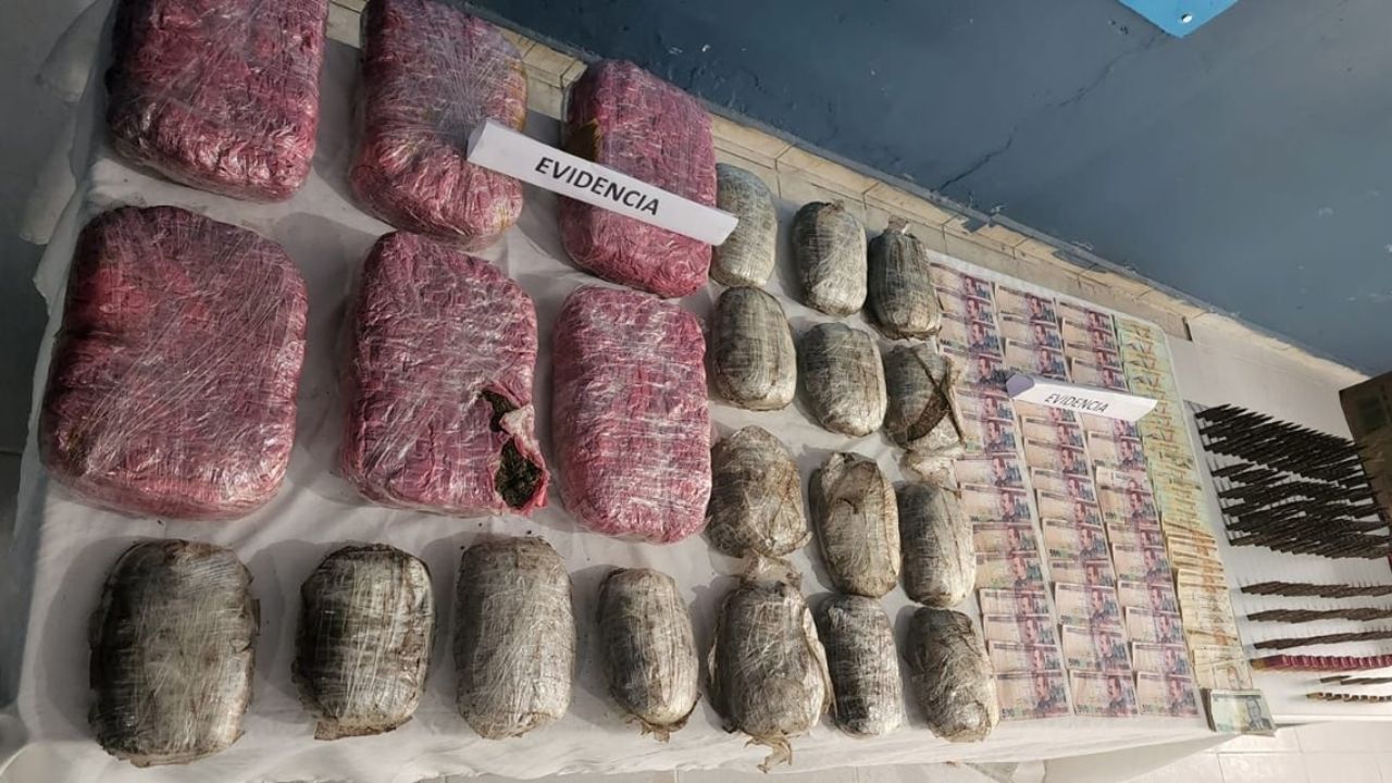Caen dos presuntos integrantes de 'La Kleivona' con drogas, municiones y dinero en Cortés