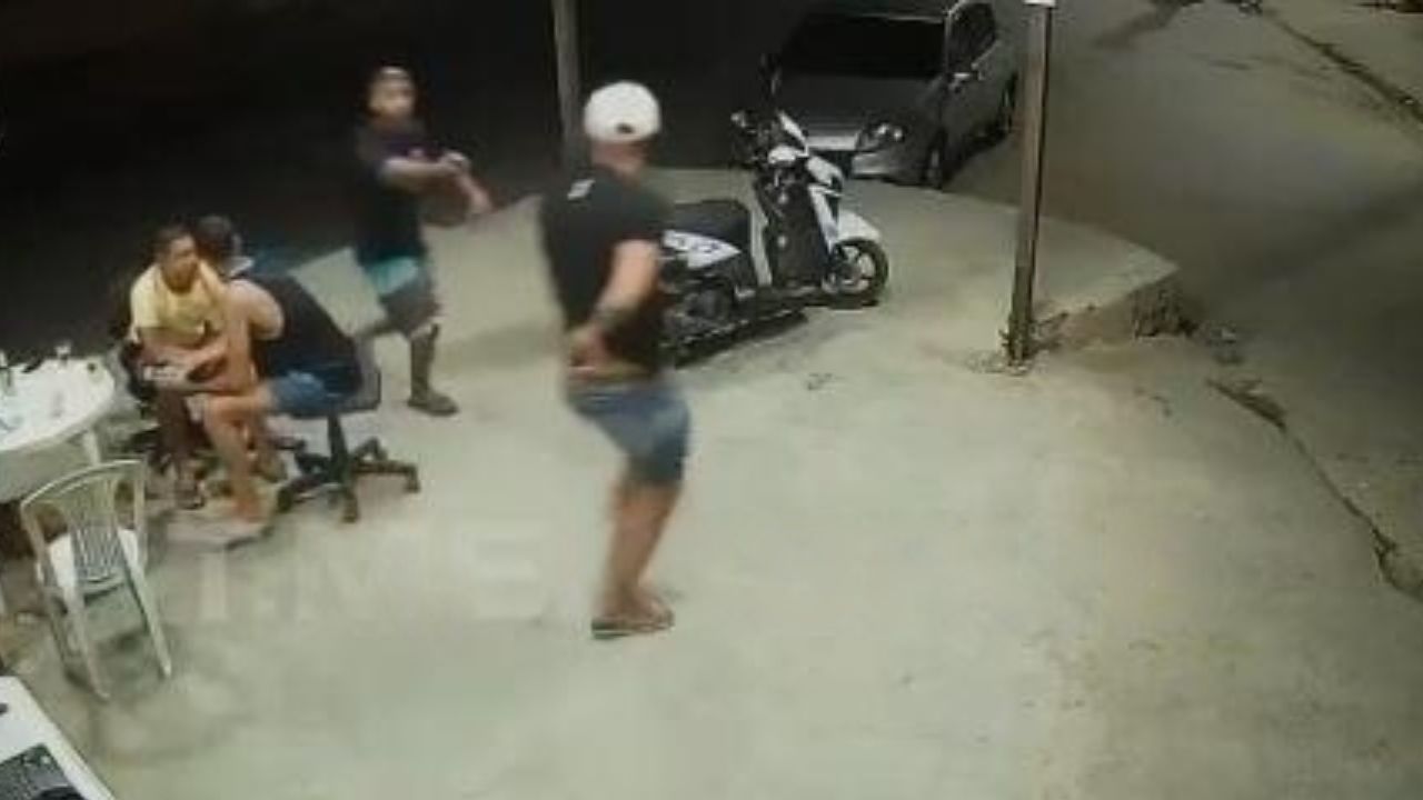 Joven sale en defensa de sus amigos y dispara a ladrones, video del momento