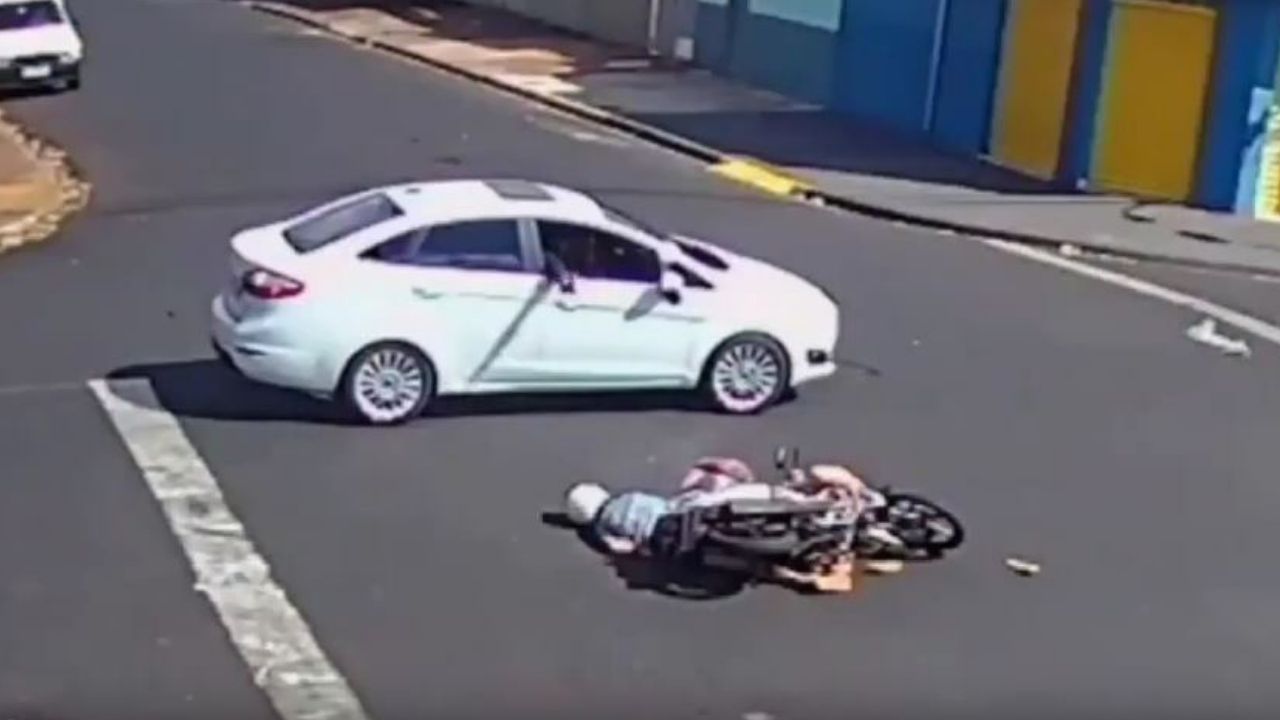 Imagen de Pareja en moto es asesinada en plena marcha por sujetos en vehículo, video revela el crimen