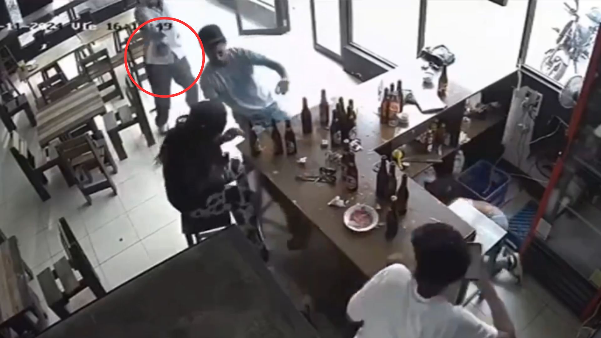 Sale a la luz video del momento en que matan a cuatro hombres en restaurante de una gasolinera