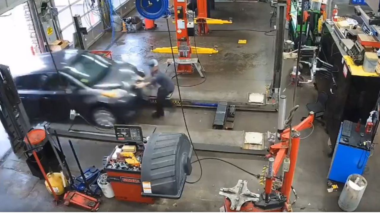 Mecánico es arrollado por cliente que pisó el acelerador del vehículo por error: Video