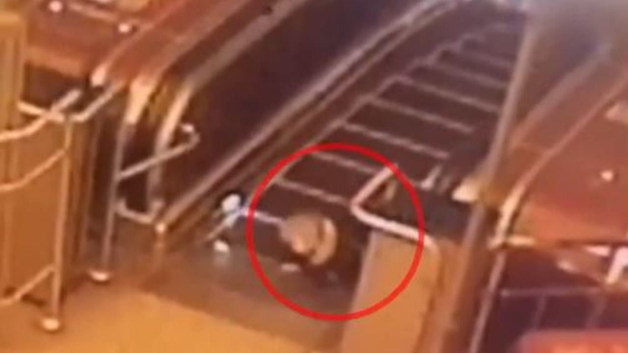 Video capta cuando niño tropieza en escalera mecánica y termina con sus dedos fracturados