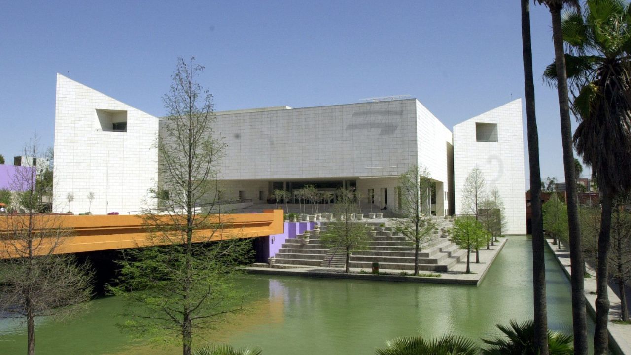 Abandonan un cráneo humano frente al Museo de Historia Mexicana del norte del país