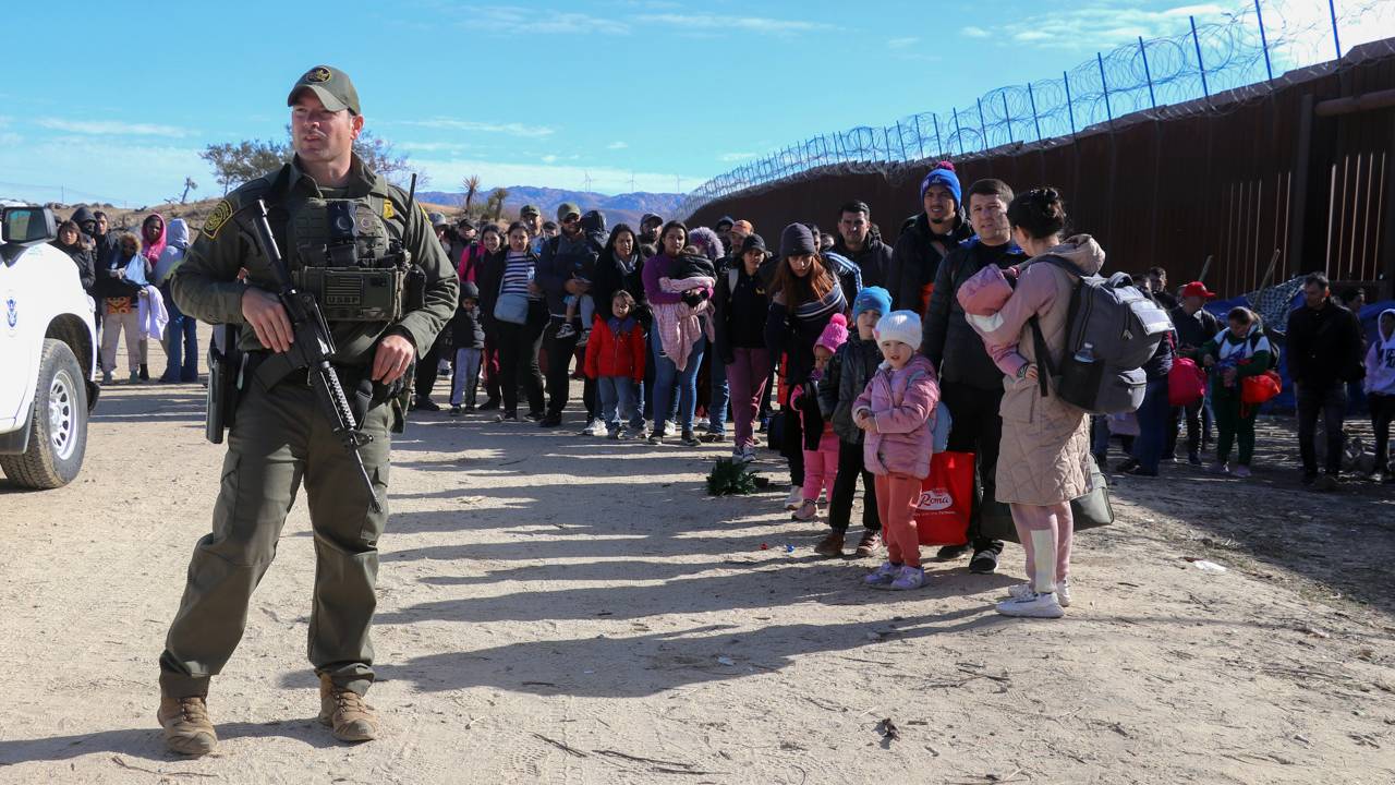 México dispersa a migrantes de su frontera sur tras comienzo de Sheinbaum y reglas de EEUU