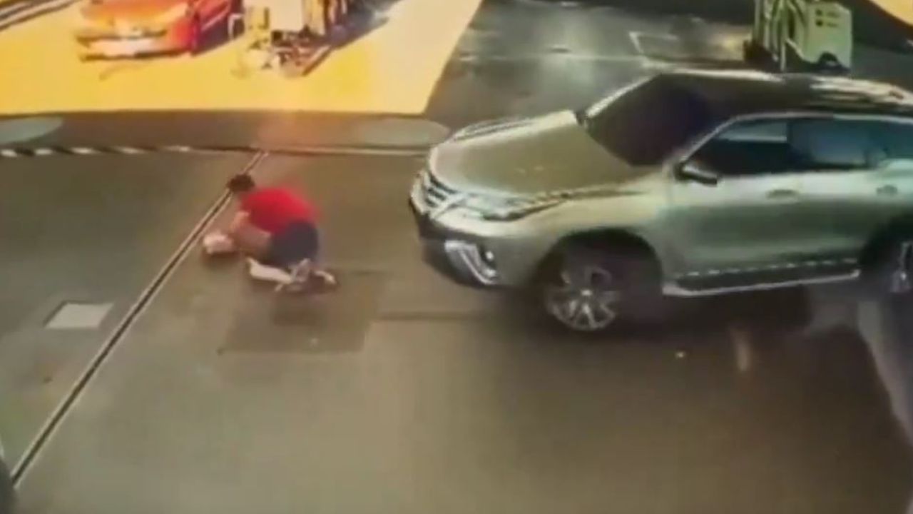 Cámara capta cuando anciana se enreda con sus zapatos, tropieza y es arrollada por camioneta