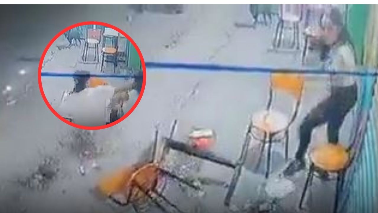 Captan a hombre que restriega comida en la cara de su pareja y ella se defiende con todo