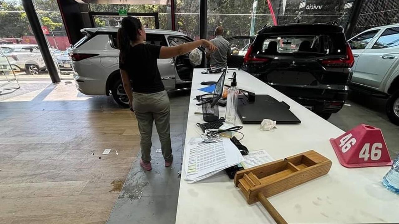 Mujer choca vehículo dentro de agencia cuando pretendía comprarlo; dañó dos camionetas más