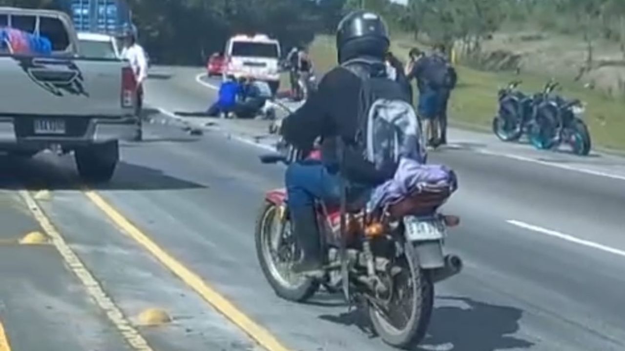 Pareja en moto pierde la vida al estrellarse contra una camioneta en la CA-5