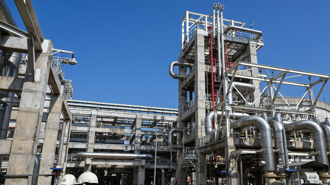 Precios del petróleo suben levemente, pero falta confianza