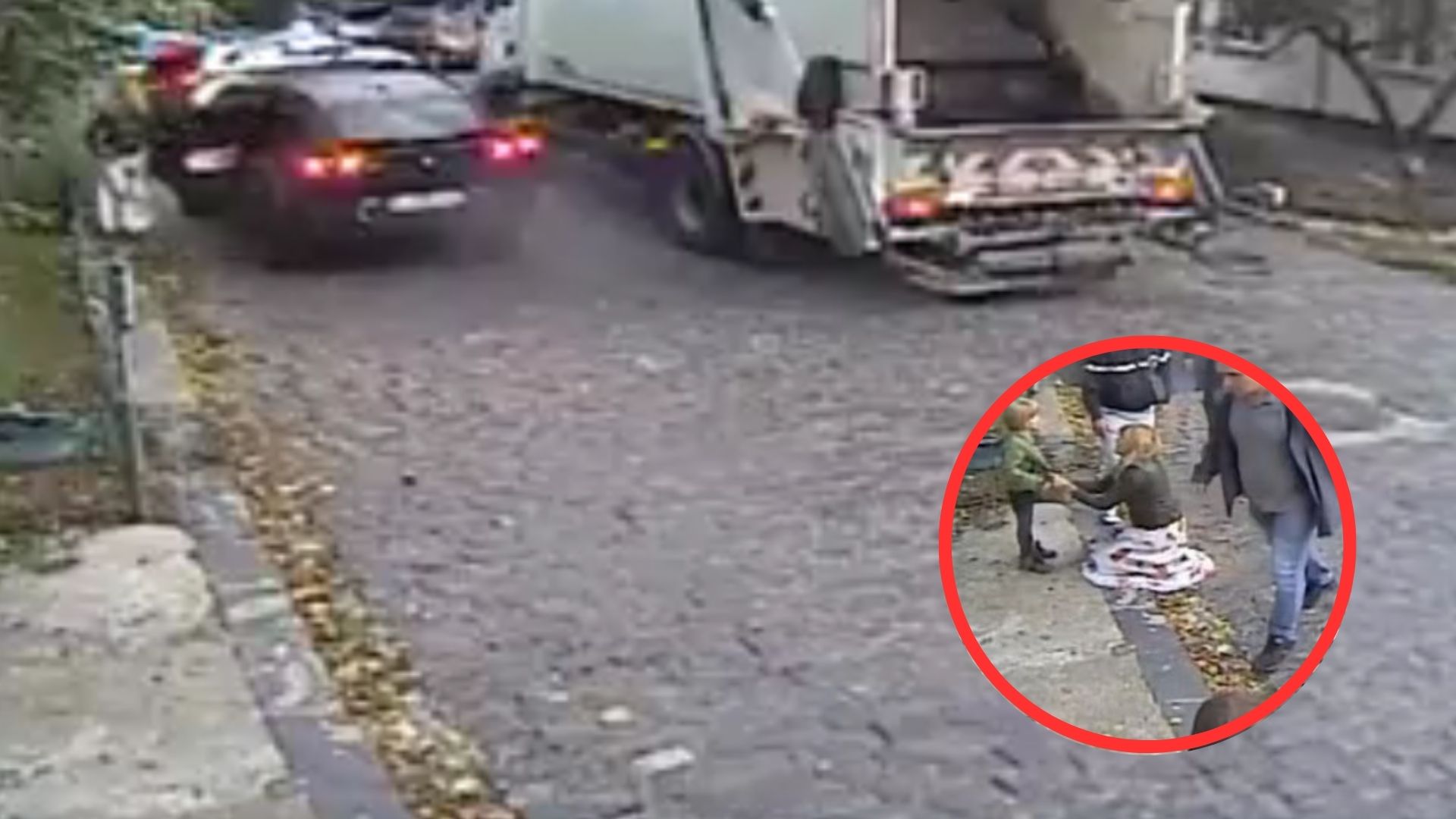 Captan momento exacto en que niño de 5 años es tragado por un socavón frente a su mamá