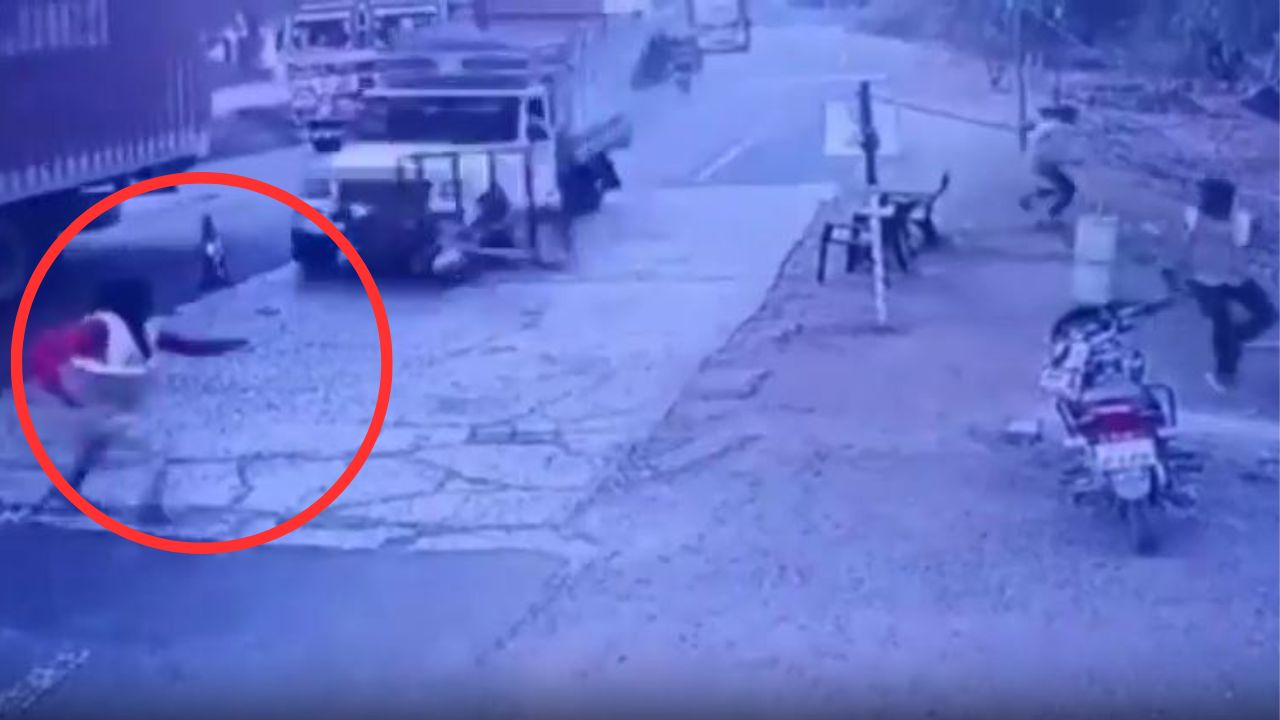 Video capta cuando auto a exceso de velocidad provoca que valla impacte a trabajador vial