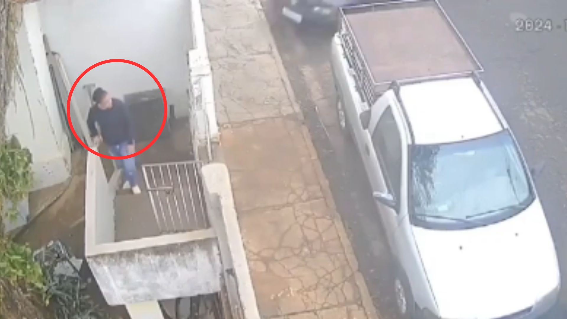 Auto se estrella en una casa y aplasta a una mujer que pretendía salir a la calle