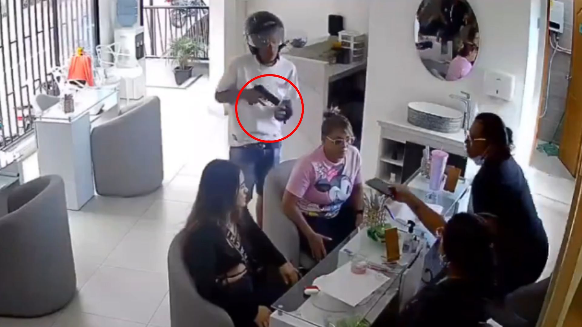 Cámara capta asalto armado en un salón de belleza: al ladrón 'el dinero poco le importó'