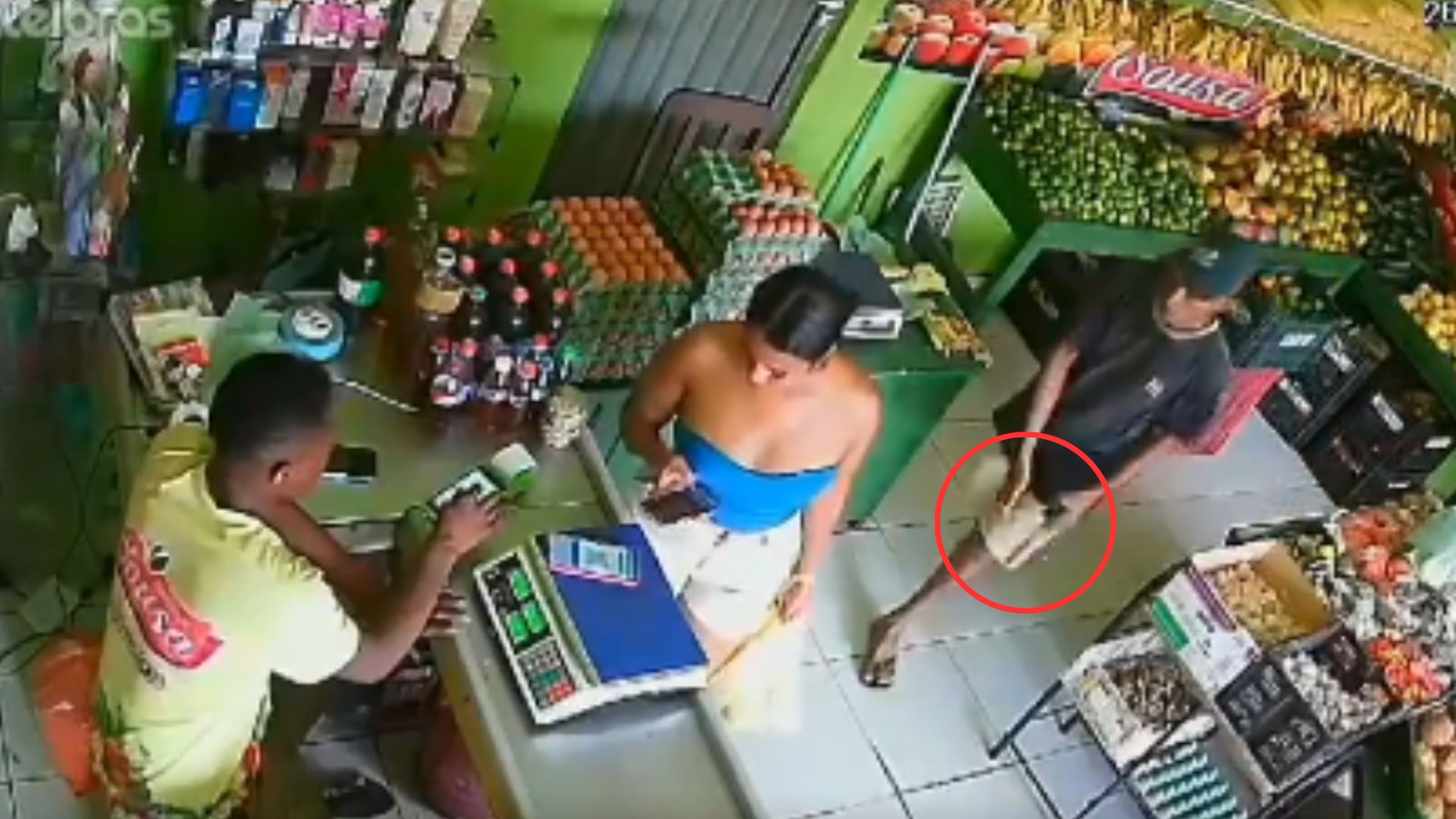 Video capta momento en que llegan a matar a hombre una frutería