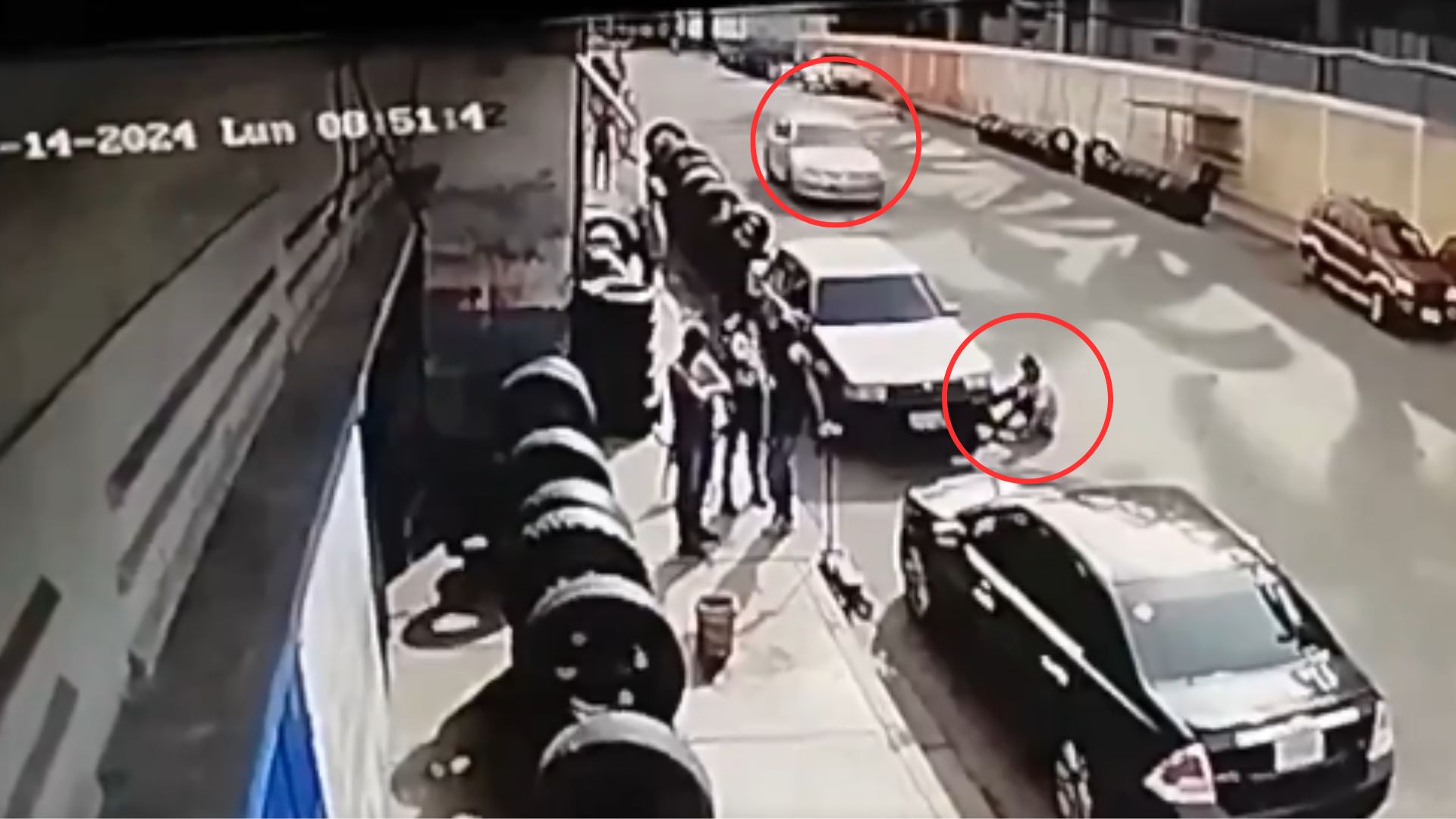 Video capta momento en que conductor de vehículo embiste a hombre que cambiaba una llanta