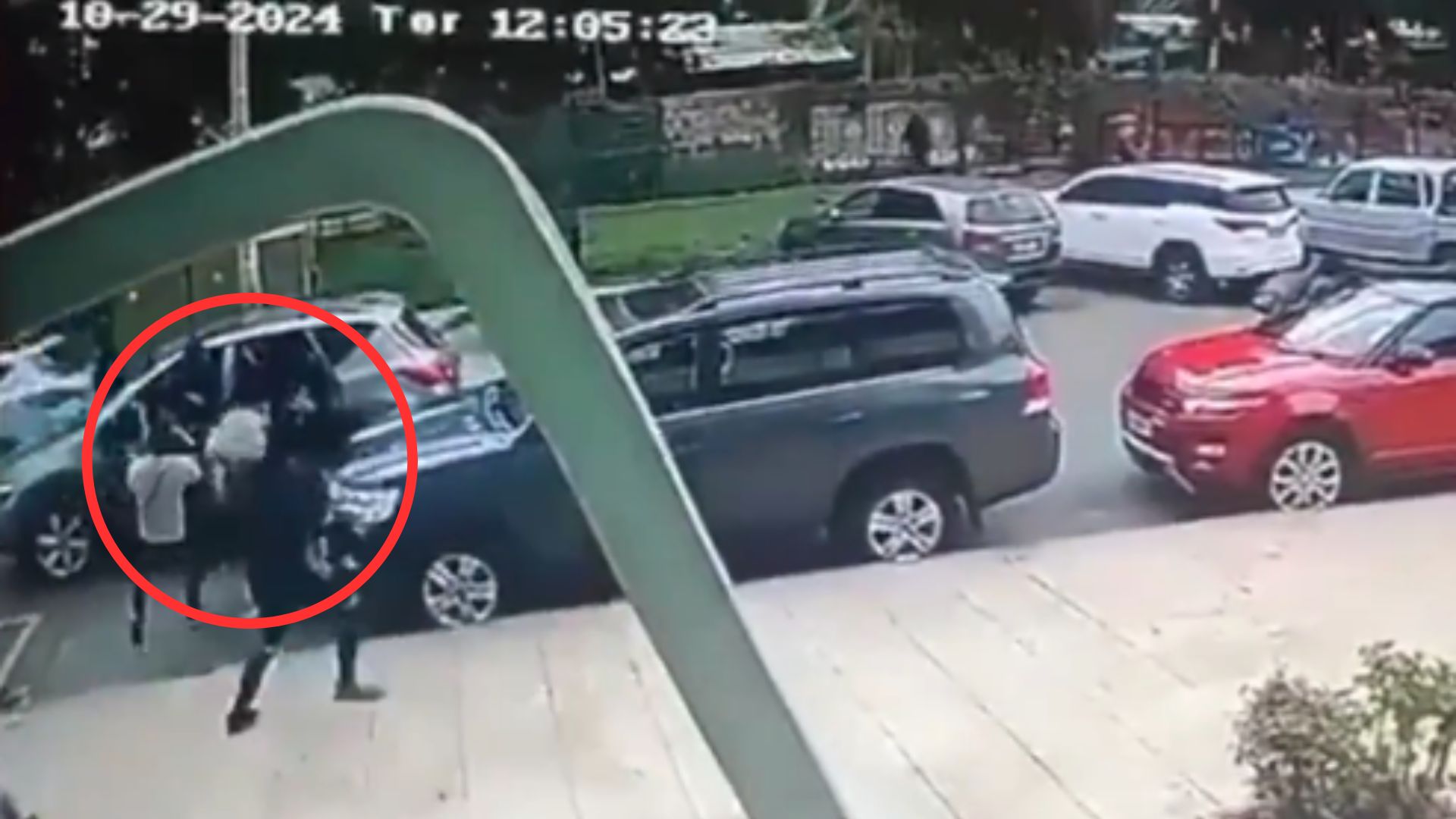 Cámara capta momento en que varios hombres raptan a empresario