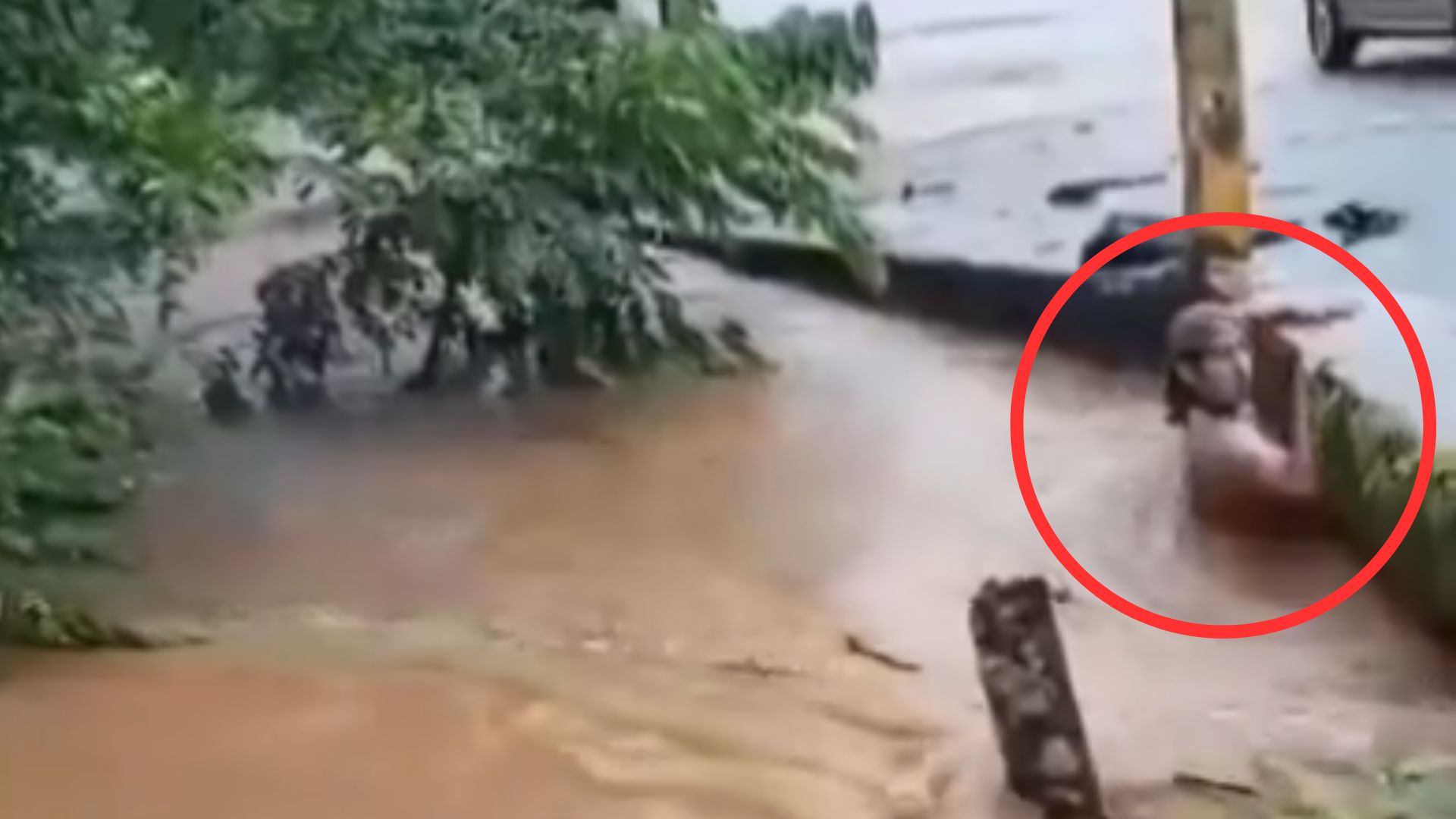Graban momento en que hombre muere arrastrado por crecida de río
