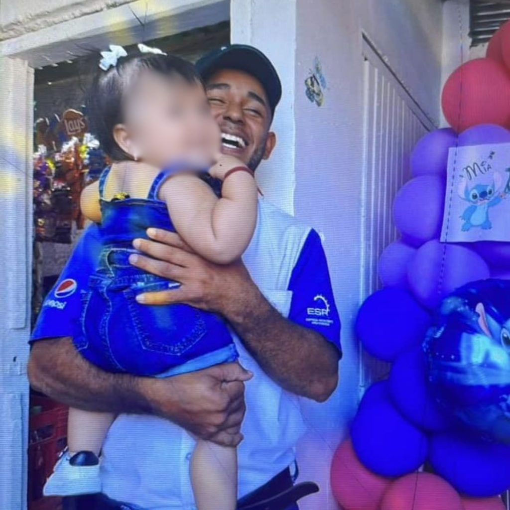 Daniel Moreira abrazando a una menor