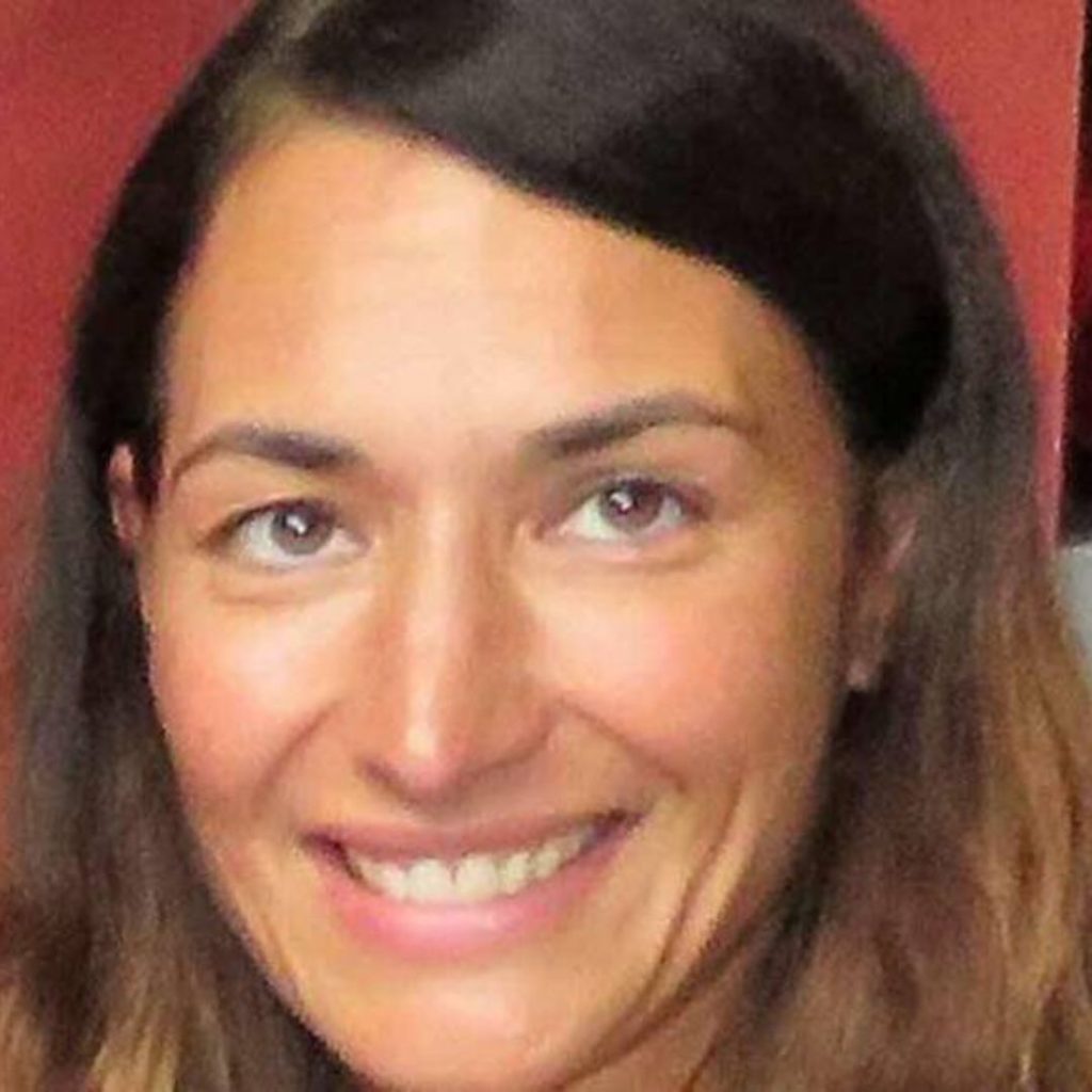 Deborah Pel viendo al frente