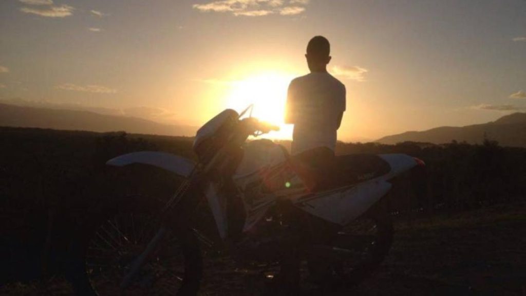 Miguel Murillo de espaldas mientras ve el sol