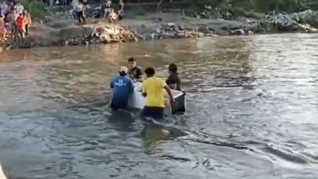 En refrigeradoras cruzan río colonos de Flor de Cuba en SPS tras colapso del puente