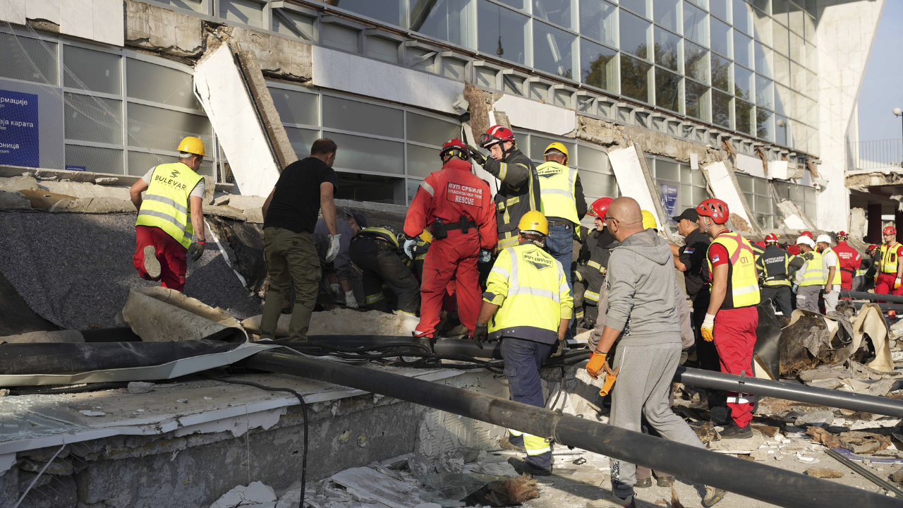 Al menos 13 muertos en Serbia por el derrumbe del techo de una estación de trenes