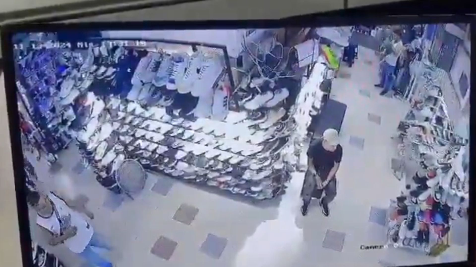 Video: Sicario llega a matar a joven a una tienda de zapatos
