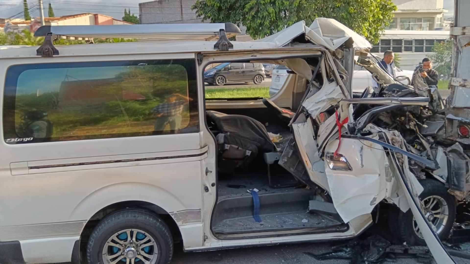 Bus colisiona con rastra y deja varios heridos en el anillo periférico: video