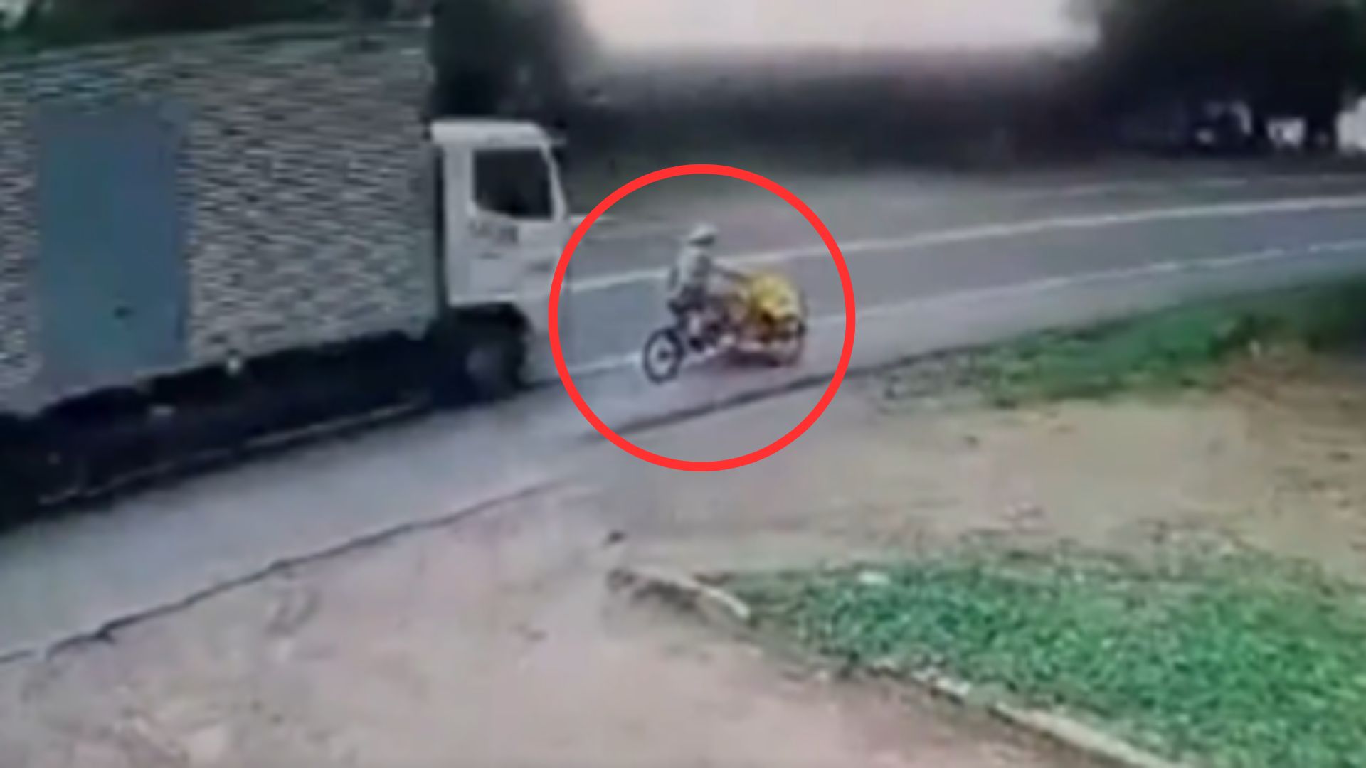 Video capta cuando furgón embiste y mata a señora de la tercera edad que iba en bicicleta