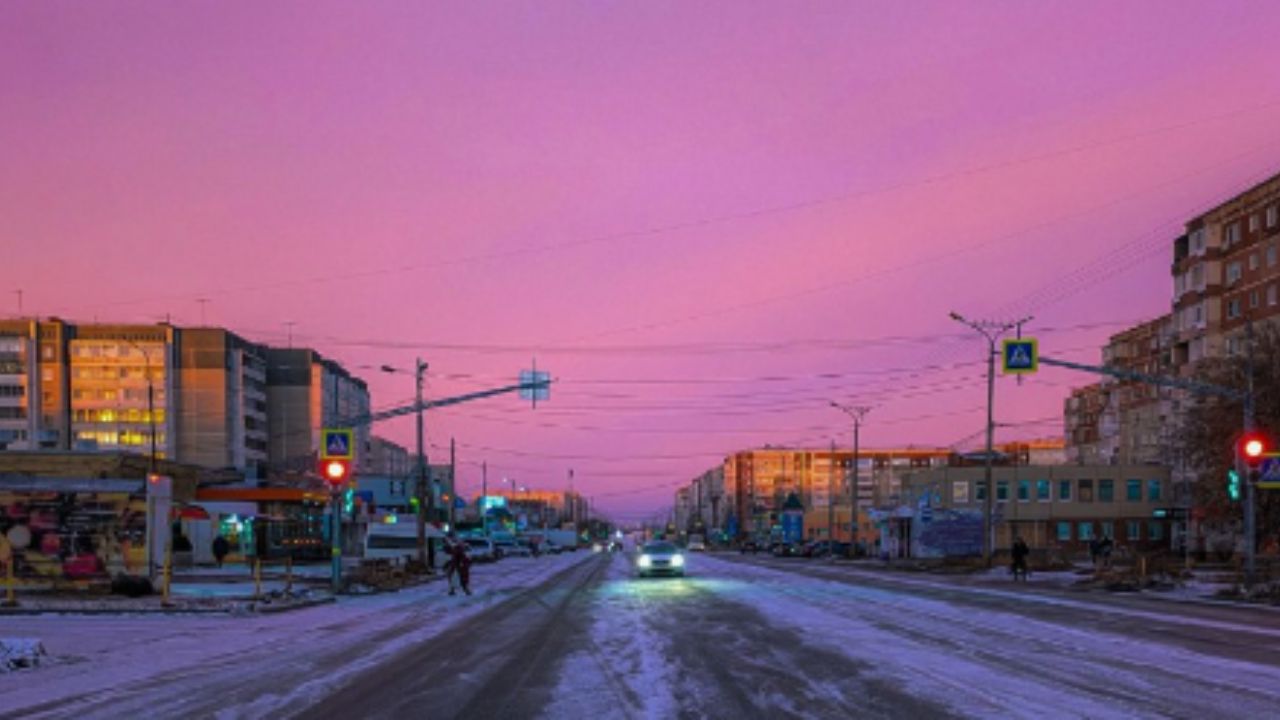 Impresionante luz rosa ilumina el cielo al amanecer, ¿dónde ocurrió?