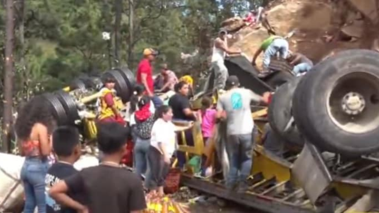 Conductor de rastra muere tras chocar contra muro; vecinos saquean la carga de refrescos