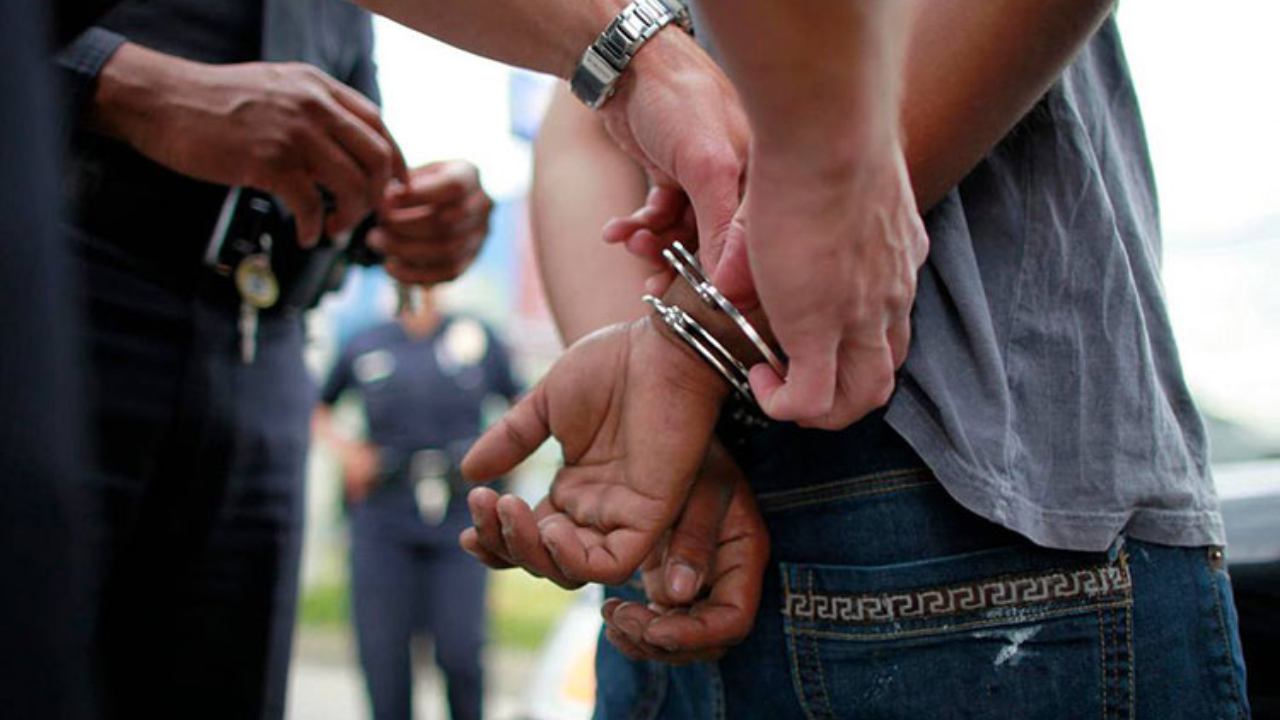 Detienen a hombre acusado de quitarle la vida a golpes al hijo de su pareja