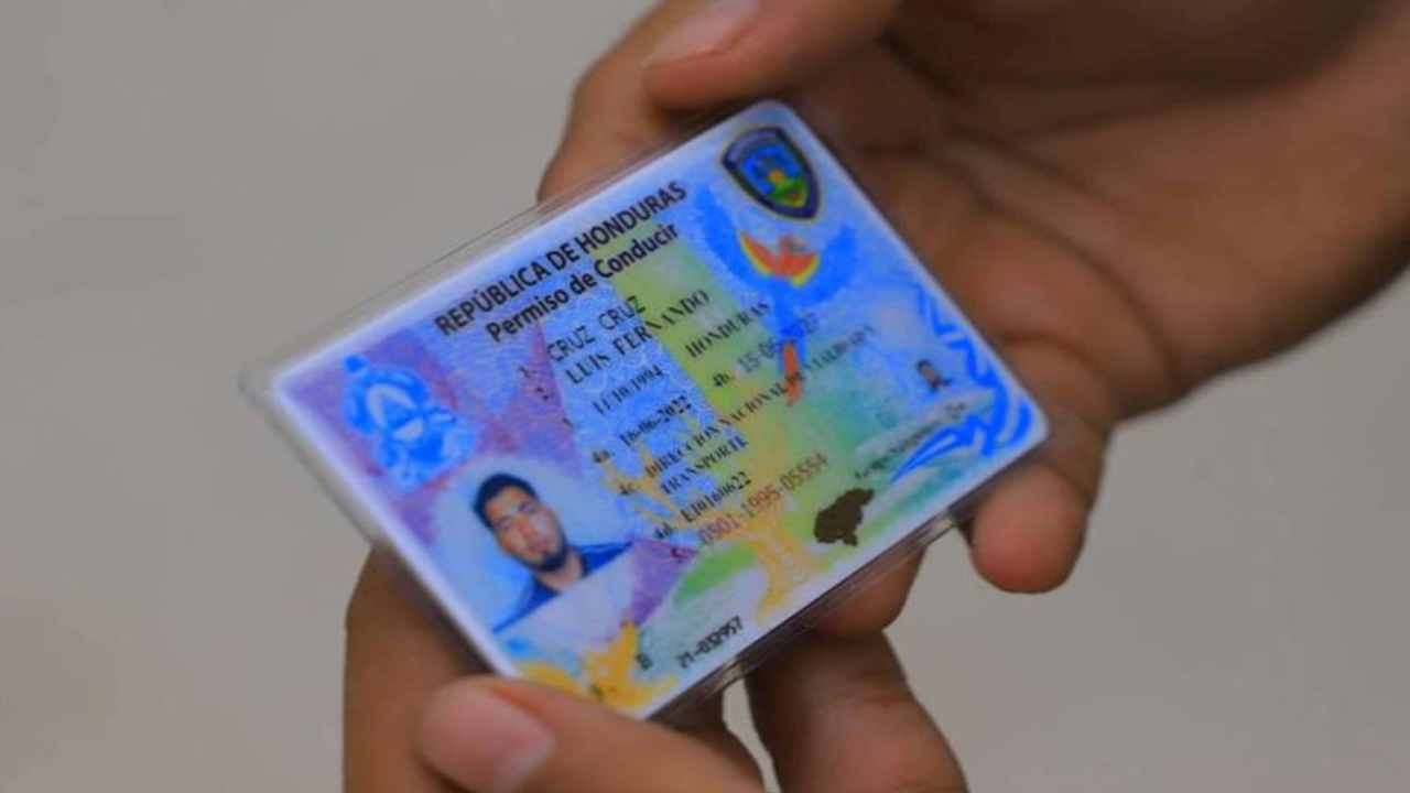 DNVT insta a la población a retirar licencias de conducir pendientes de entrega